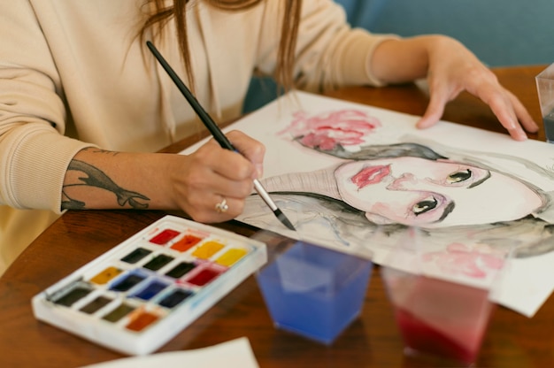 Foto hermoso retrato femenino y paleta de colores