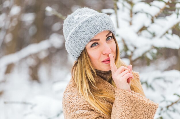 Hermoso retrato de invierno de mujer joven en el paisaje nevado de invierno.
