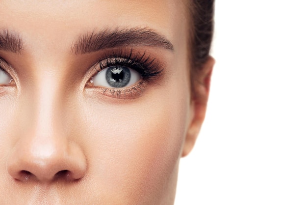 Hermoso retrato joven mujer asiática con maquillaje aislado sobre fondo blanco primer plano cara de niña y rejuvenecimiento de ojos con piel para arrugas o cirugía concepto de belleza