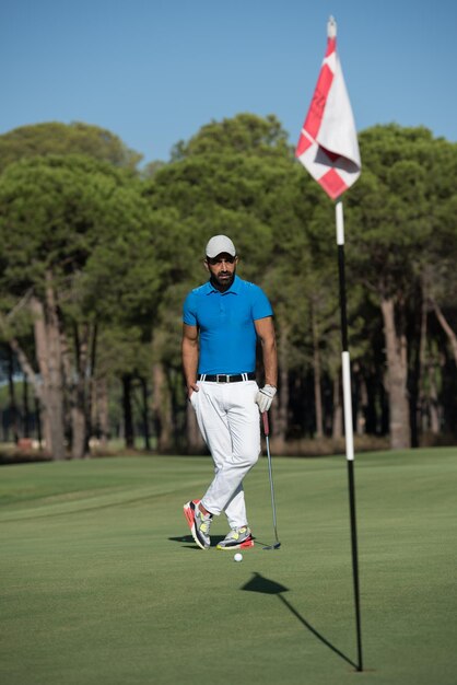 hermoso retrato de jugador de golf de oriente medio en el campo en un día soleado