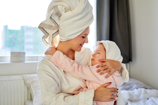 Hermoso retrato de madre e hija, pasar tiempo juntos