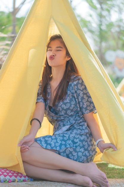 Hermoso retrato de mujer asiática en una casa de camping para el concepto de belleza y moda de la naturaleza