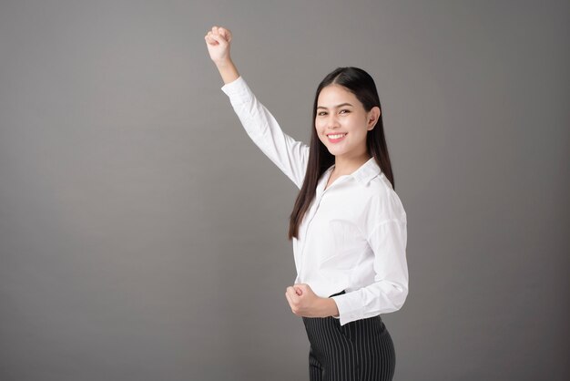 Hermoso retrato de mujer exitosa segura