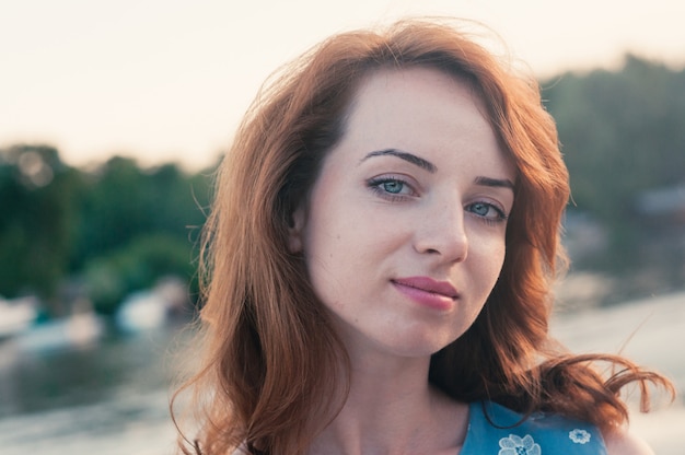 hermoso retrato de mujer joven en ropa azul, verano