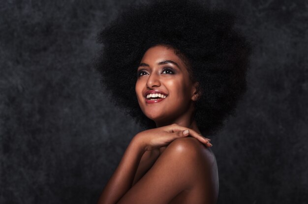 Hermoso retrato de mujer negra, concepto de belleza y cuidado de la piel