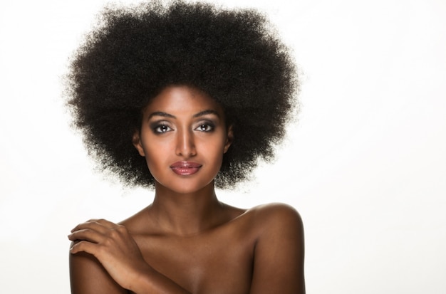 Hermoso retrato de mujer negra, concepto de belleza y cuidado de la piel