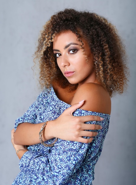 Hermoso retrato de mujer negra que vale un gris