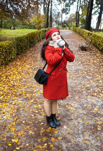 Hermoso retrato de una mujer en el parque otoñal