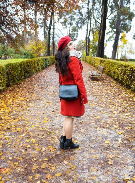 Hermoso retrato de una mujer en el parque otoñal