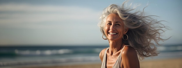 Hermoso retrato de mujer de pelo gris sobre una pancarta de fondo gris claro