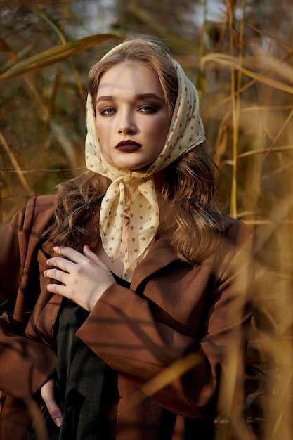 hermoso retrato de una mujer en el pueblo