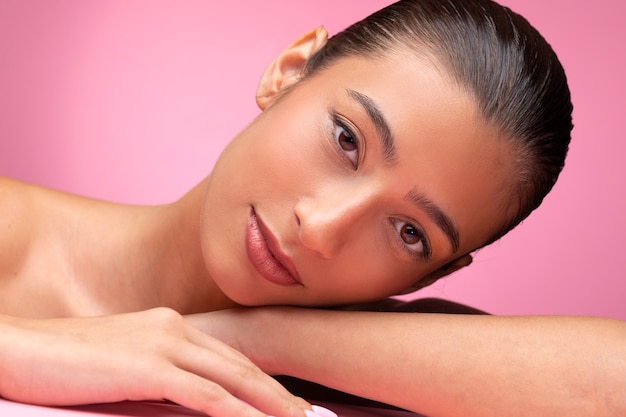 Foto hermoso retrato de mujer en rosa