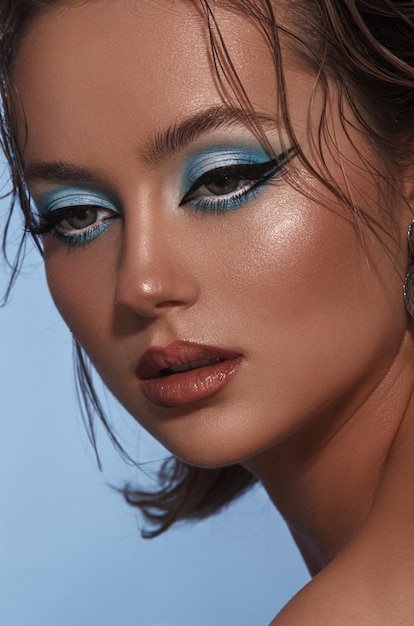 hermoso retrato de una niña maquillaje azul