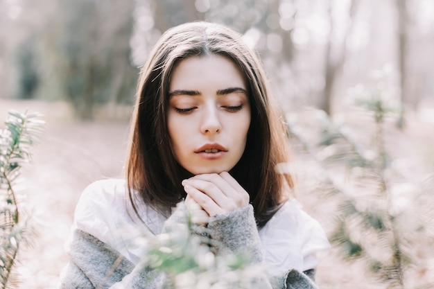 hermoso retrato de niña romántica en el parque