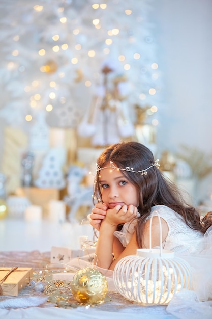 hermoso retrato de una niña sonriente sobre un fondo brillante