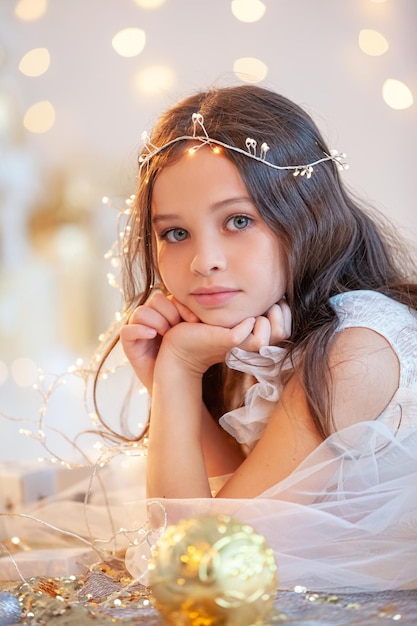 hermoso retrato de una niña sonriente sobre un fondo brillante