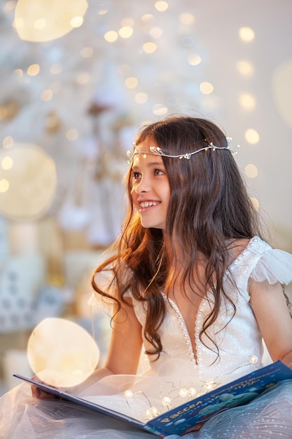 Foto hermoso retrato de una niña sonriente sobre un fondo brillante