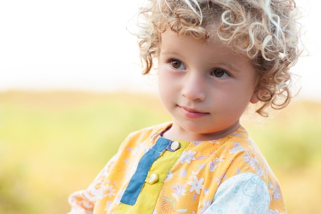 Un hermoso retrato de un niño sonriente