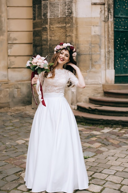 Hermoso retrato de novia al aire libre en la ciudad vieja Concepto de bodax9xA