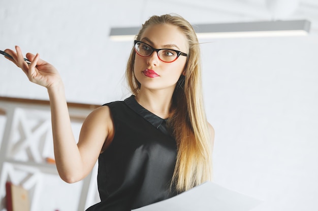 Hermoso retrato de secretaria femenina