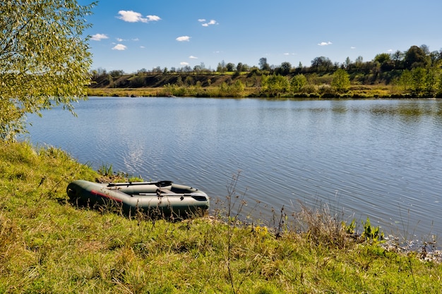 Hermoso río en el campo en un día soleado