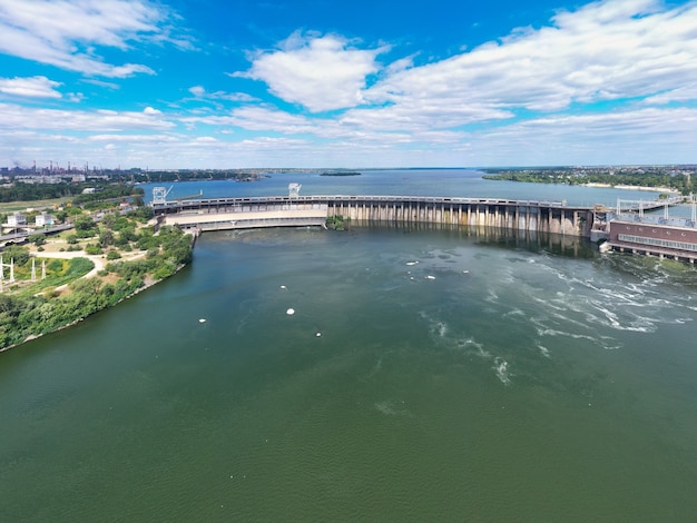 El hermoso río está rodeado de vegetación verde y fresca en la ciudad.