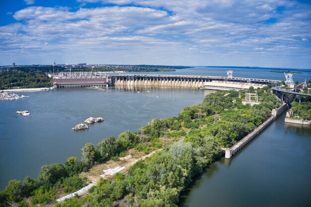 El hermoso río está rodeado de vegetación verde y fresca en la ciudad.