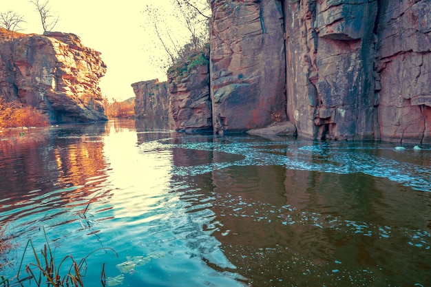 Hermoso río de montaña. El cañón en primavera