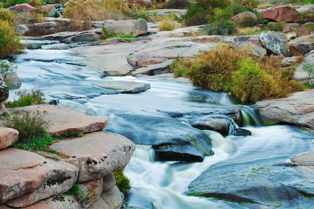 Hermoso río de montaña que fluye sobre rocas Flujo de agua en el río de montaña de cerca