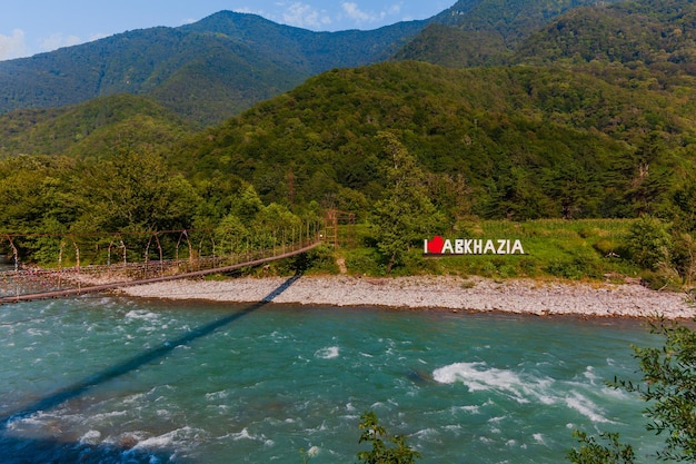 Hermoso río de montaña en el río de montaña de Abjasia en verano