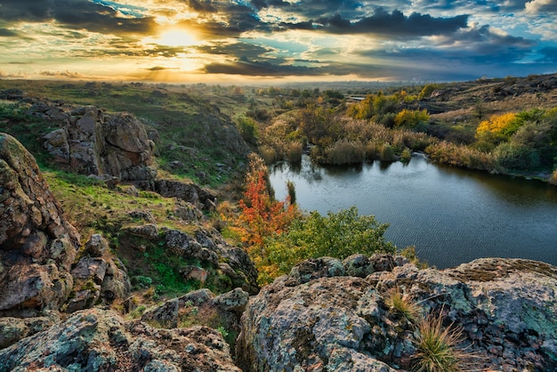 Hermoso río pequeño entre grandes piedras y vegetación verde en las colinas en Ucrania