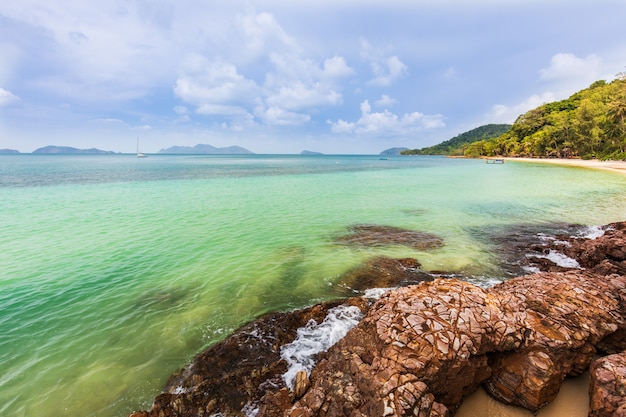 Hermoso rocoso en la costa en la playa tropical de Koh Wai, provincia de Trat, Tailandia.