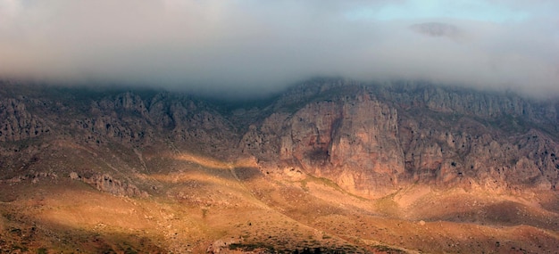 Hermoso y rocoso paisaje de montaña.