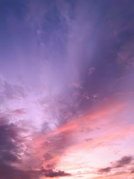 Foto y hermoso y romántico atardecer en el cielo