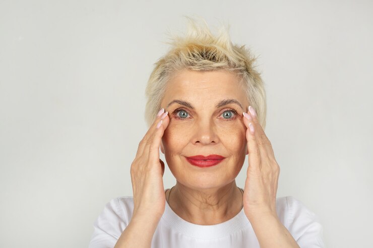 hermoso rostro bien cuidado de una mujer adulta a la edad