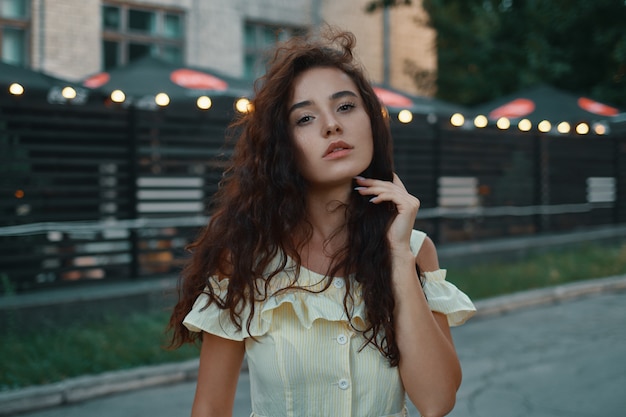 Hermoso rostro femenino con luces de fondo