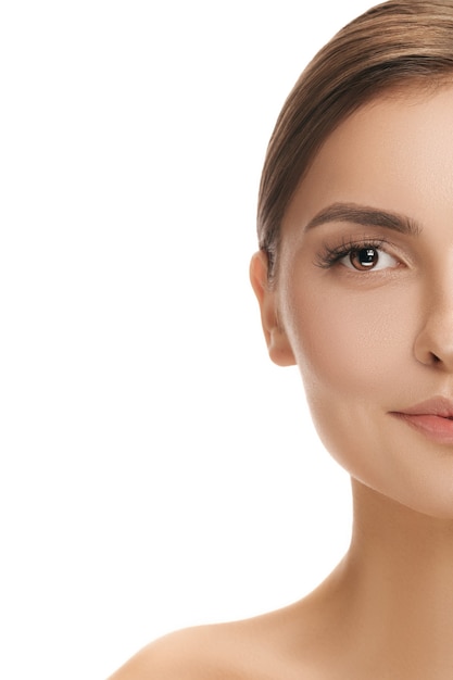 El hermoso rostro femenino. La piel perfecta y limpia del rostro en blanco. La belleza, cuidado, piel, tratamiento, salud, spa, concepto cosmético