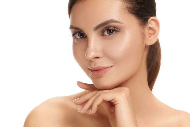 El hermoso rostro femenino. La piel perfecta y limpia del rostro en blanco. La belleza, cuidado, piel, tratamiento, salud, spa, concepto cosmético