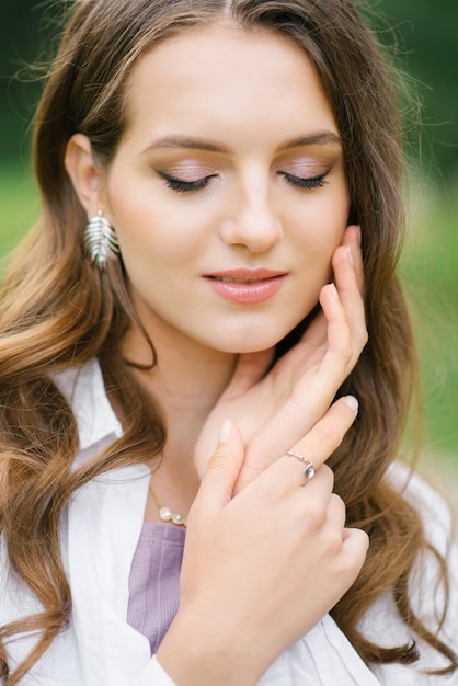 Hermoso rostro femenino con piel perfecta y maquillaje desnudo Retrato de primer plano contra