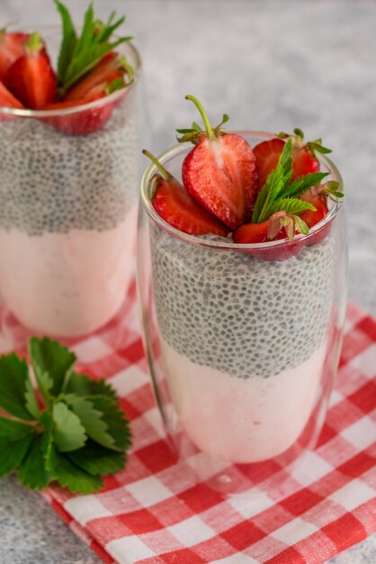 Hermoso y sabroso postre con fresa.