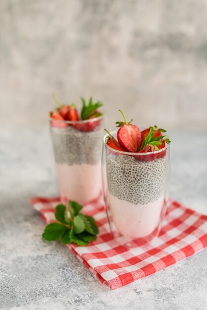 Hermoso y sabroso postre con fresa.