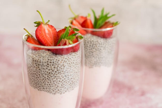 Hermoso y sabroso postre con semillas de fresa y chia.