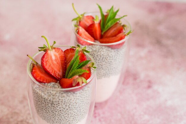 Hermoso y sabroso postre con semillas de fresa y chia.