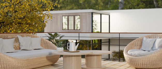 Un hermoso salón al aire libre acogedor en un gran balcón con un sofá de mimbre y un sillón de mimbre