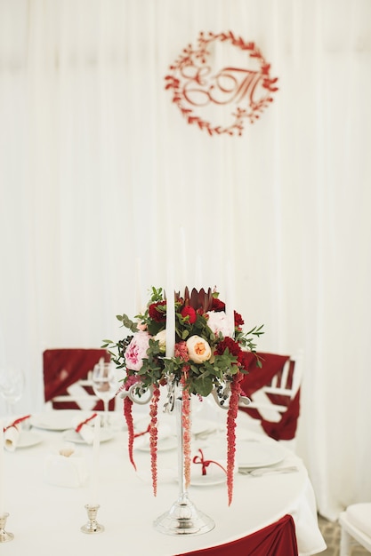 Hermoso salón de banquetes debajo de una carpa para una boda.