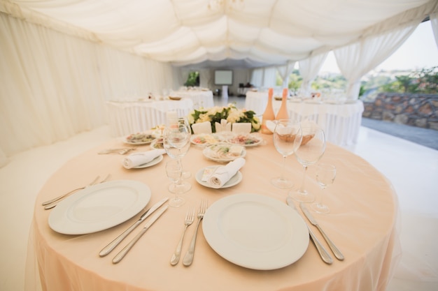 Hermoso salón debajo de una carpa para una recepción de boda