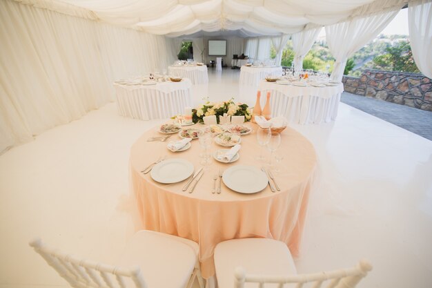 Hermoso salón debajo de una carpa para una recepción de boda