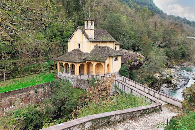 Hermoso santuario de Madonna della Gurva combinado con la naturaleza en Italia