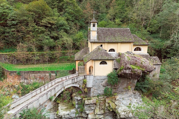 Hermoso santuario de Madonna della Gurva combinado con la naturaleza en Italia