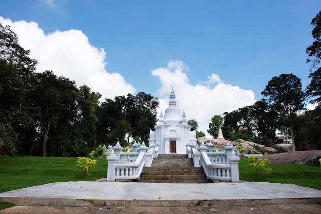 Hermoso Santuario White Stupa en el jardín al aire libre en el templo del bosque Wat Tham Klong phen para los tailandeses y los viajeros extranjeros visitan el respeto rezando en la montaña Phu Phan en Nong Bua Lamphu Tailandia